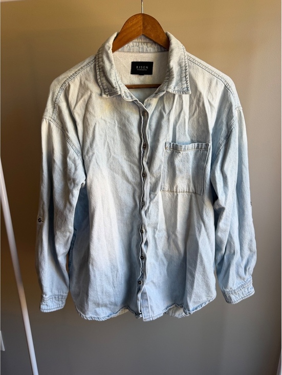 Tops - Risen 100% cotton light wash denim button up long sleeve shirt